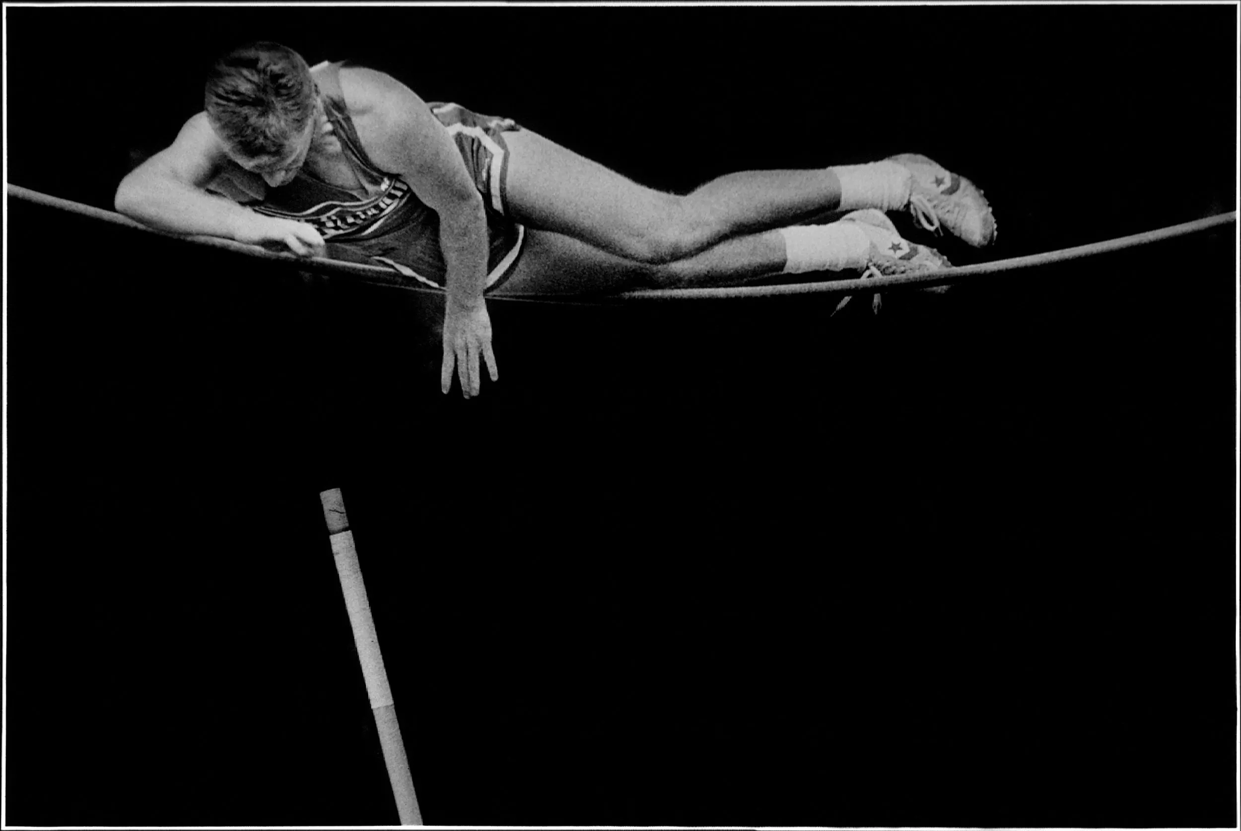 Bar Bender — Scott Spangler, a pole vaulter from the University of Alabama, attempting to clear a height of 17 feet on his last attempt, looses his clearance angle causing him to seemingly relax momentarily and settle comfortably atop the bar before falling to the ground in Lafayette, Louisiana.  (Photo by Stephan Savoia)  © The Associated Press