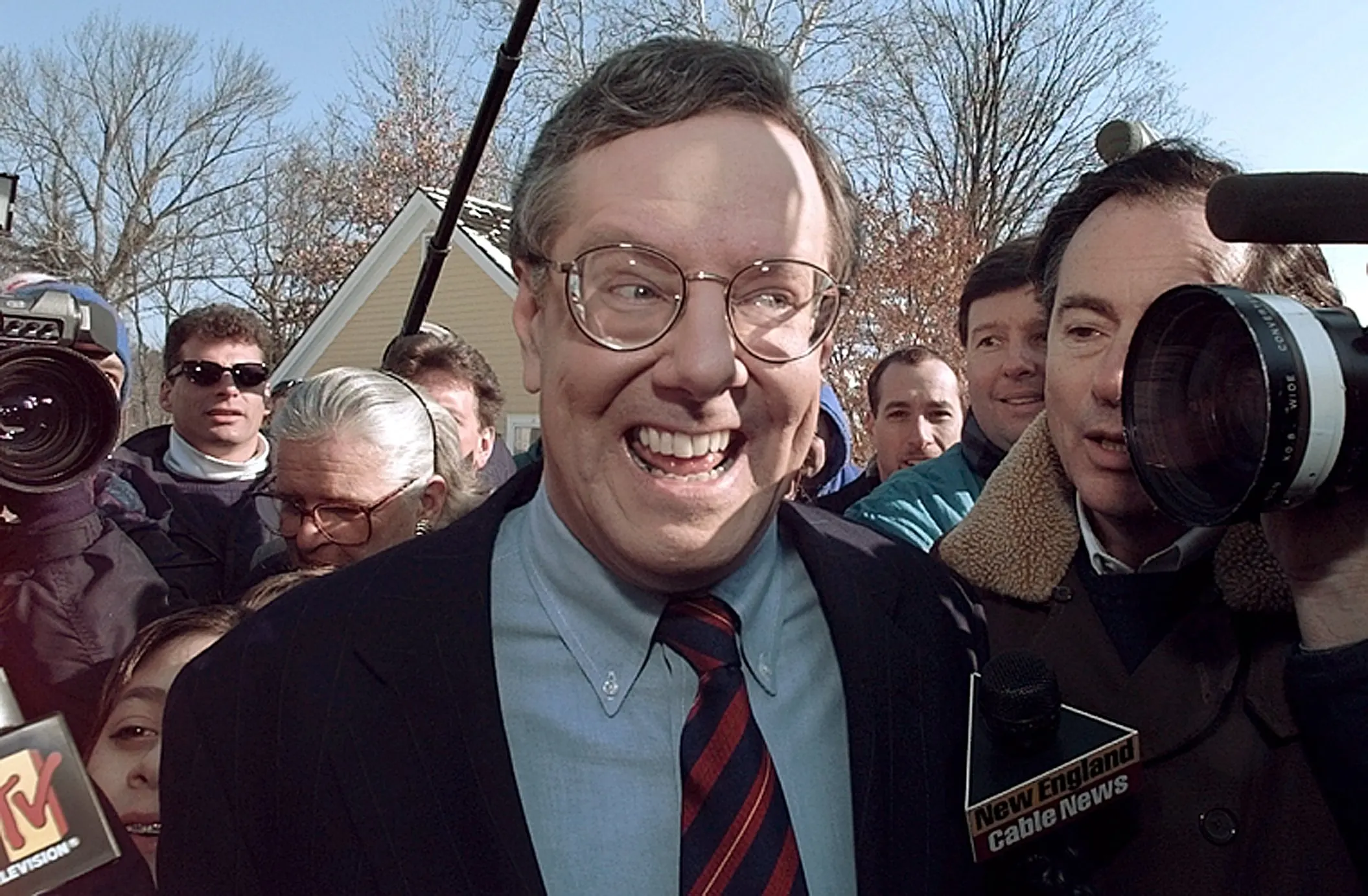 Smile For The Cameras — Republican presidential hopeful and Forbes Magazine publisher Steve Forbes smiles as he faces a crush of media Sunday, February 18, 1996, after appearing on a television news program in Bedford, New Hampshire. Seeking the presidency, Forbes is competing in New Hampshire's first presidential primary.  (AP Photo/Stephan Savoia)  © The Associated Press