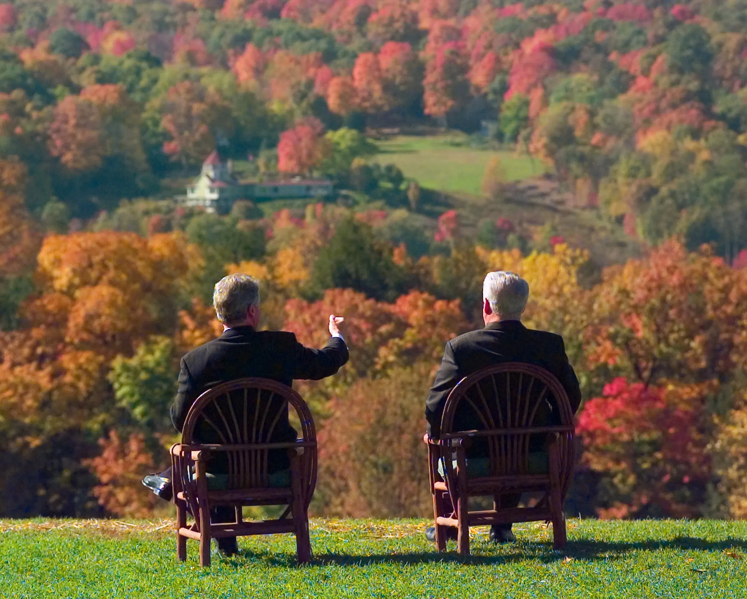 Autumn Bilat — U.S. President Bill Clinton, left, speaks with Russian President Boris Yeltsin as they sit in Franklin and Eleanor Roosevelt's porch chairs behind Eleanor's “Val Kill” cottage Monday, October 23, 1995 in Hyde Park, New York. The presidents are holding a bilateral meeting during a break in the 50th Anniversary session of the United Nations.  (AP Photo/Stephan Savoia)  © The Associated Press